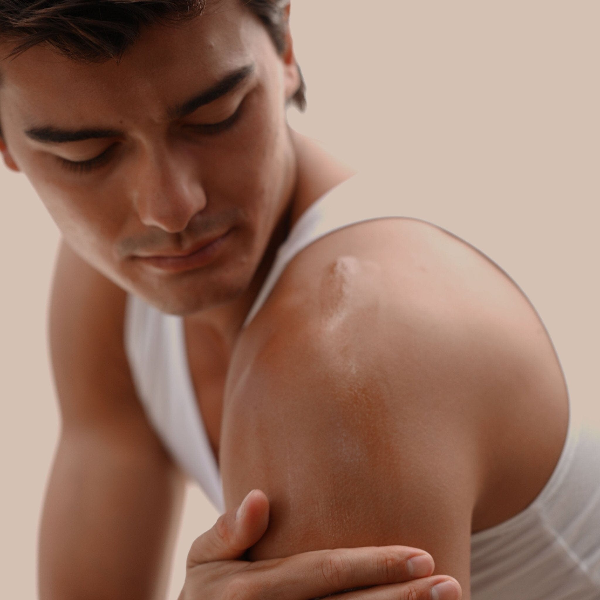 Man using Kukui Oil by Ua Body on shoulder